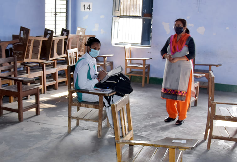 लॉकडाउन के बाद गुरू नानक गर्ल्स पहुंची छात्रा को शिक्षा देते शिक्षिका लॉकडाउन के बाद गुरू नानक गर्ल्स पहुंची छात्रा को शिक्षा देते शिक्षिका