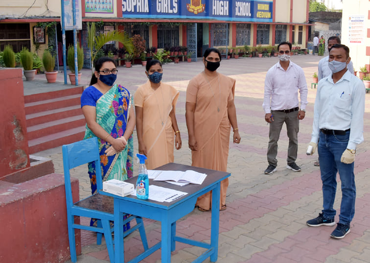 सहारनपुर में सोफिया हिन्दी मीडियम में छात्र छात्राओं का इंतजार करते शिक्षक सहारनपुर में सोफिया हिन्दी मीडियम में छात्र छात्राओं का इंतजार करते शिक्षक