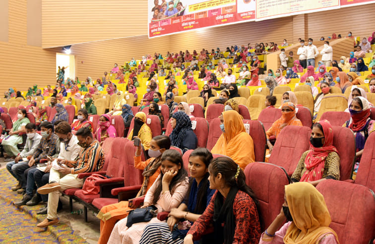 जनमंच में आयोजित कार्यक्रम में भाग लेती महिलाएं जनमंच में आयोजित कार्यक्रम में भाग लेती महिलाएं