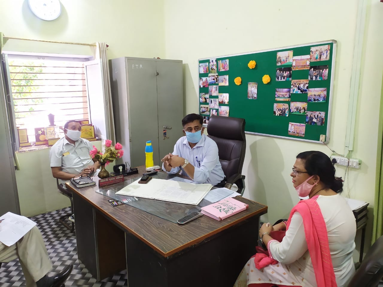जीजीआईसी का निरीक्षण करते संयुक्त शिक्षा निदेशक झांसी संतोष यादव व जिला विद्यालय निरीक्षक रामश?