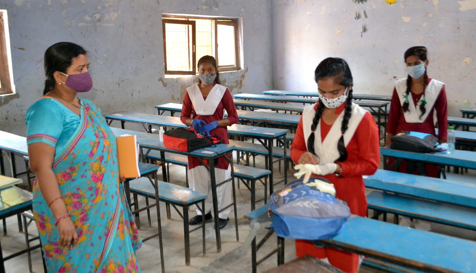 जीजीआईसी में छात्रा को ग्लब्स पहनने के निर्देश देतीं शिक्षिका। संवाद