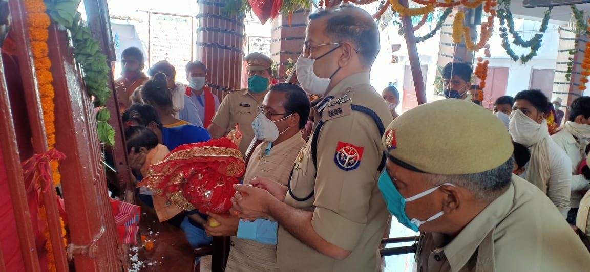 मां शाकंभरी देवी के दरबार में हाजरी लगाते मंडलायुक्त और डीआईजी
