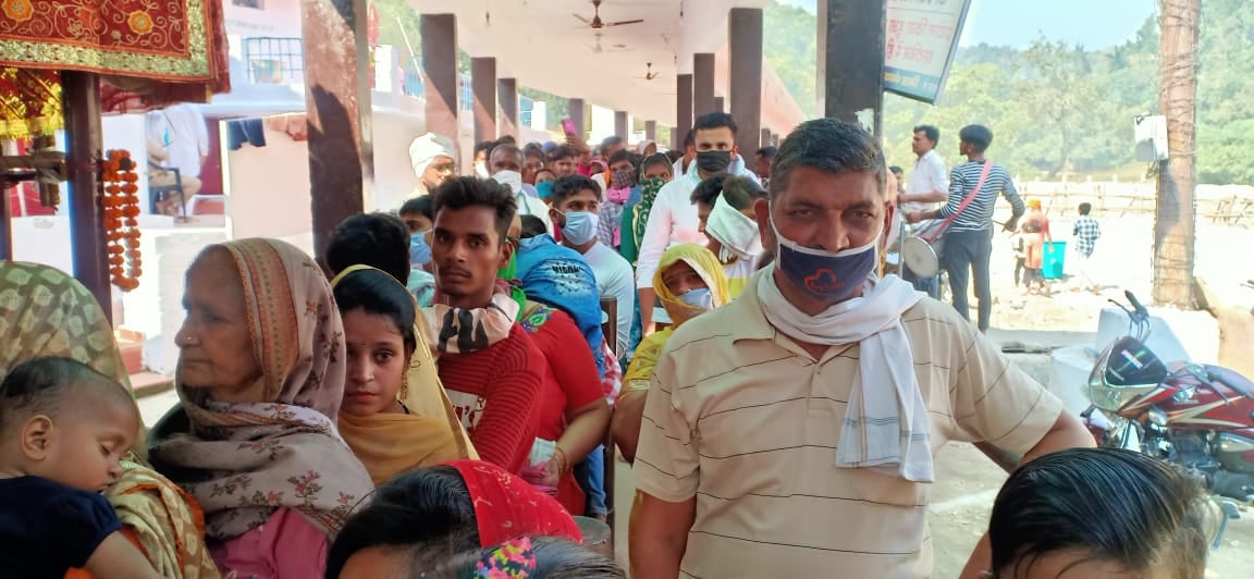 मां शाकंभरी के दरबार में लगी भक्तों की कतार