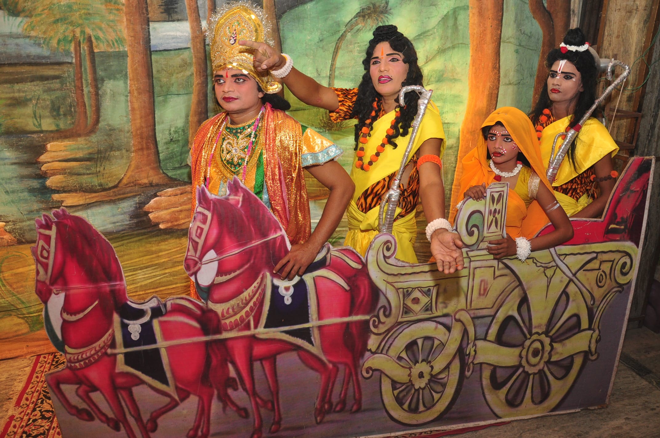 बड़ाबाजार की रामलीला में राजा दशरथ के कहने पर श्रीराम लक्ष्मण सीता को वन घुमाने ले जाते उनके मंत? बड़ाबाजार की रामलीला में राजा दशरथ के कहने पर श्रीराम लक्ष्मण सीता को वन घुमाने ले जाते उनके मंत?