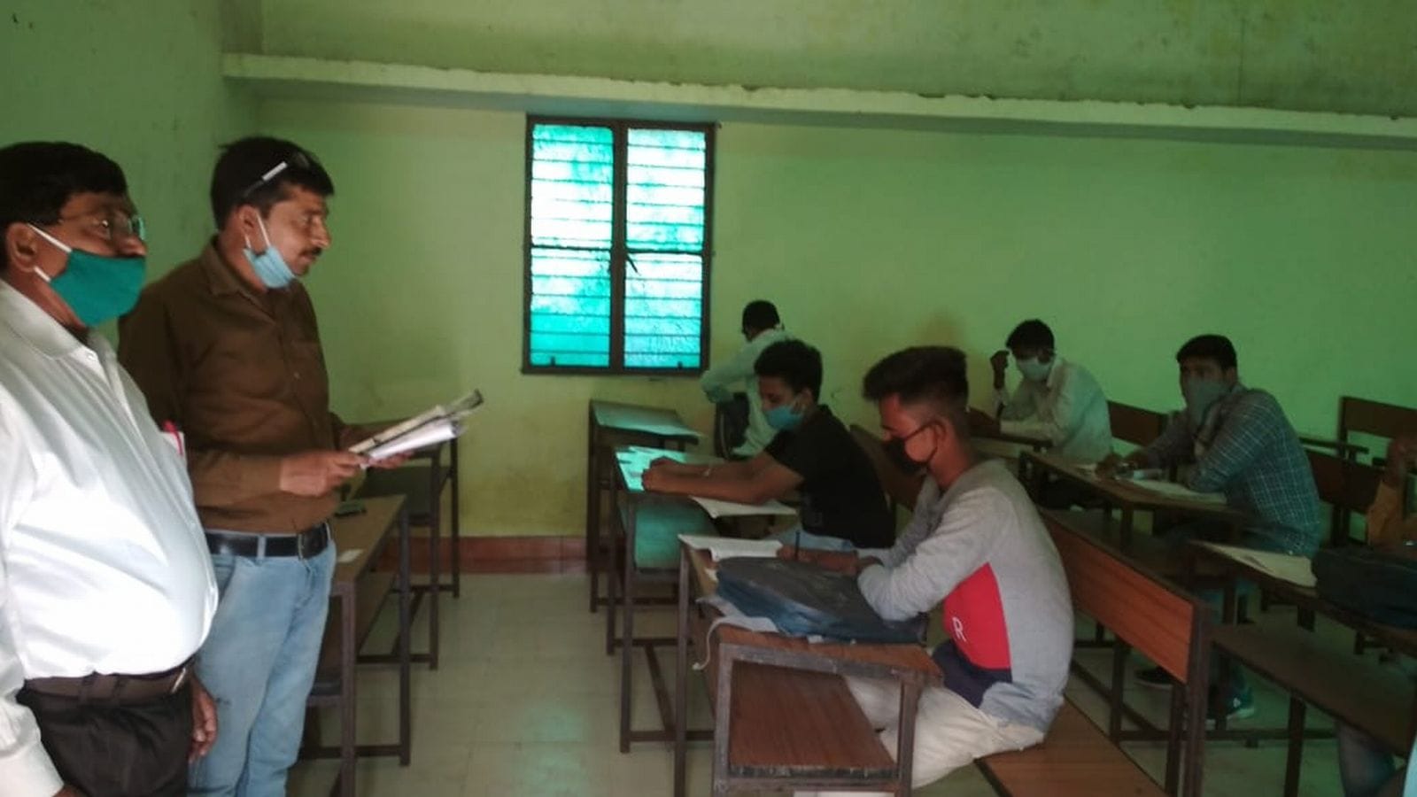 राजकीय इंटर कॉलेज में छात्रों को पढ़ाते शिक्षक और पास में खड़े प्रधानाचार्य सीपी सिंह। संवाद
