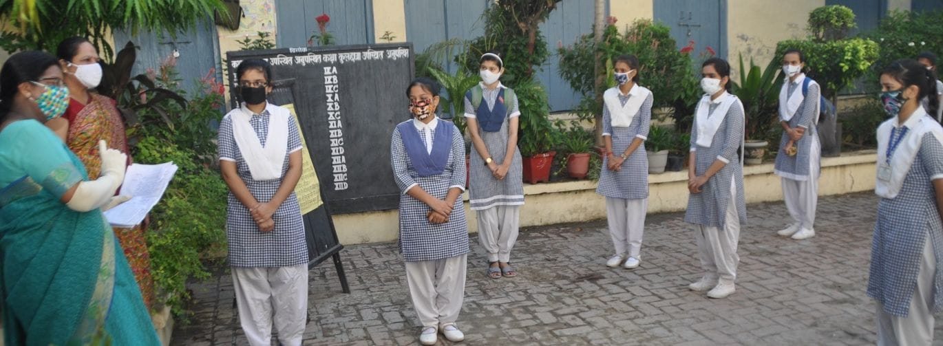 शामली के जैन कन्या इंटर कालेज में सुबह 8.50 बजे छात्राओं को जानकारी देतीं प्रधानाचार्या रूचिता ढाक? शामली के जैन कन्या इंटर कालेज में सुबह 8.50 बजे छात्राओं को जानकारी देतीं प्रधानाचार्या रूचिता ढाक?