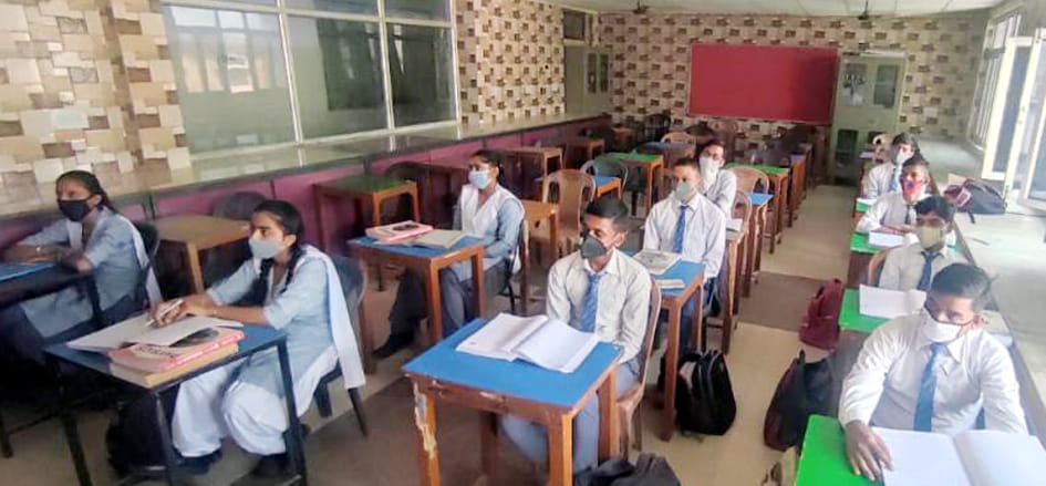 पलिया के गुरुकुल एकेडमी में पढ़ाई करते बच्चे। संवाद