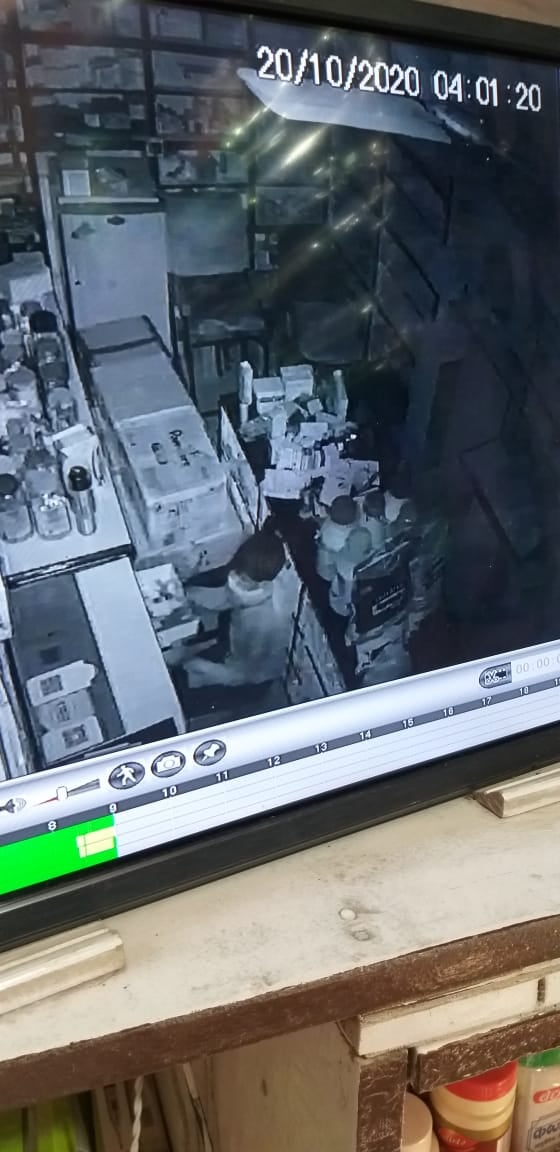मेडिकल स्टोर में लगे सीसीटीवी में कैद हुई चोर की फुटेज