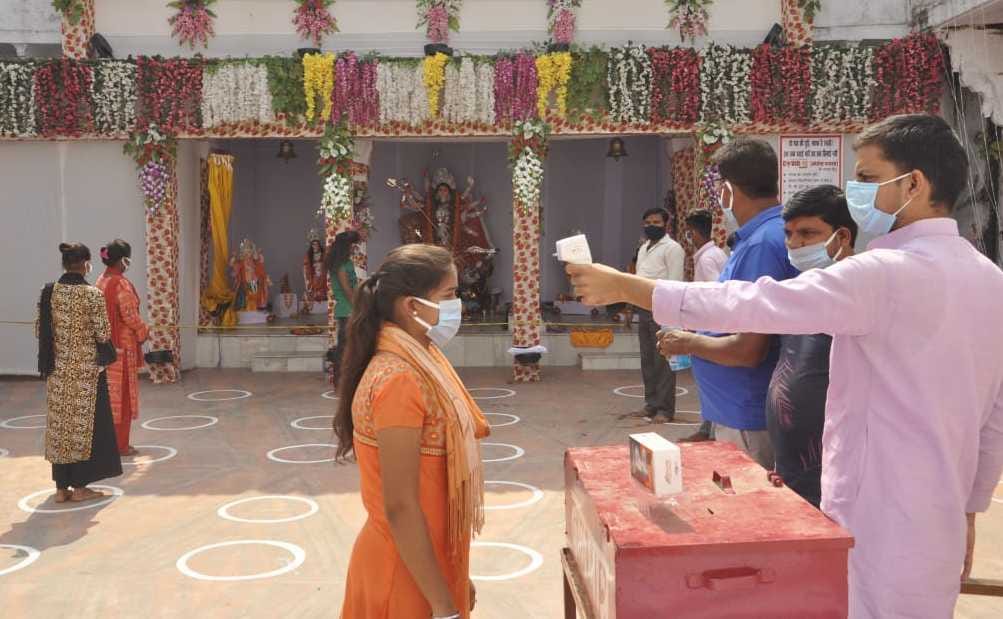 रासमंडल स्थित दुर्गा पूजा पंडाल में जाने से पहले श्रद्धालुओं की थर्मल स्कैनिंग करते वहां लगे कर?