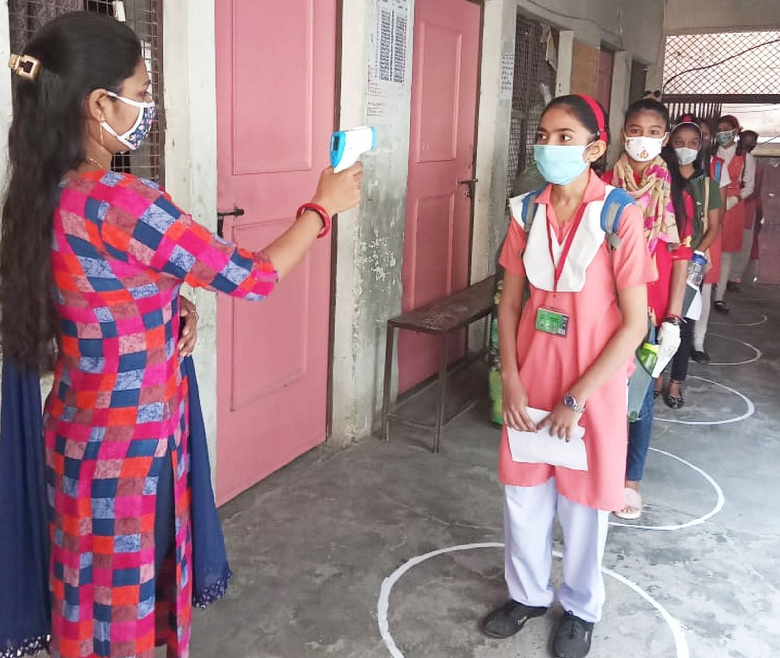 राजाराम स्कूल में प्रवेश से पहले छात्राओं की थर्मल स्क्रीनिंग से जांच की गई। संवाद
