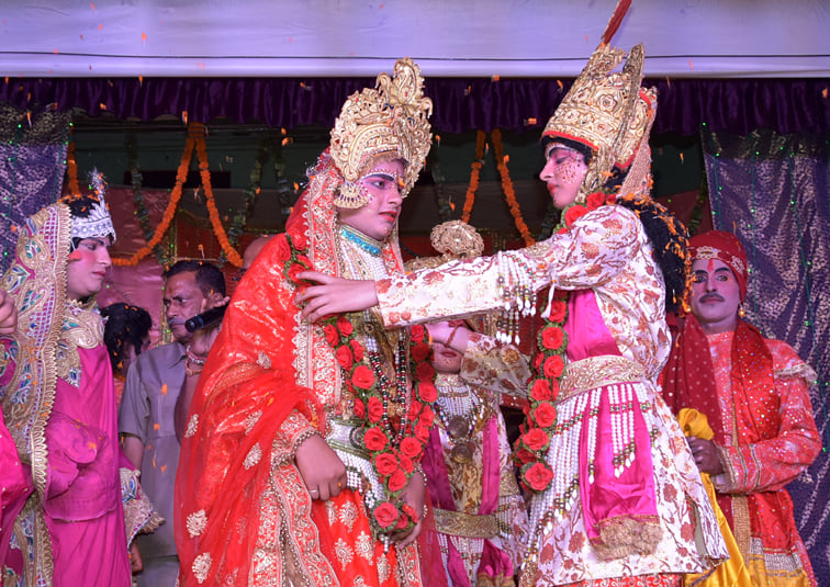 सहारनपुर के प्राचीन रामलीला भवन में सीता स्वंयवर की लीला का मंचन करते कलाकार सहारनपुर के प्राचीन रामलीला भवन में सीता स्वंयवर की लीला का मंचन करते कलाकार