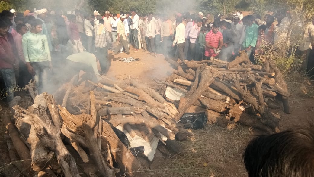कैप्सन -1,2 - एक साथ रखे चारों मासूमों के शव 3 - वह मछली तालाब जिस में बालक हुए थे मृत 4 - तालबेहट से सुकुव? कैप्सन -1,2 - एक साथ रखे चारों मासूमों के शव 3 - वह मछली तालाब जिस में बालक हुए थे मृत 4 - तालबेहट से सुकुव?