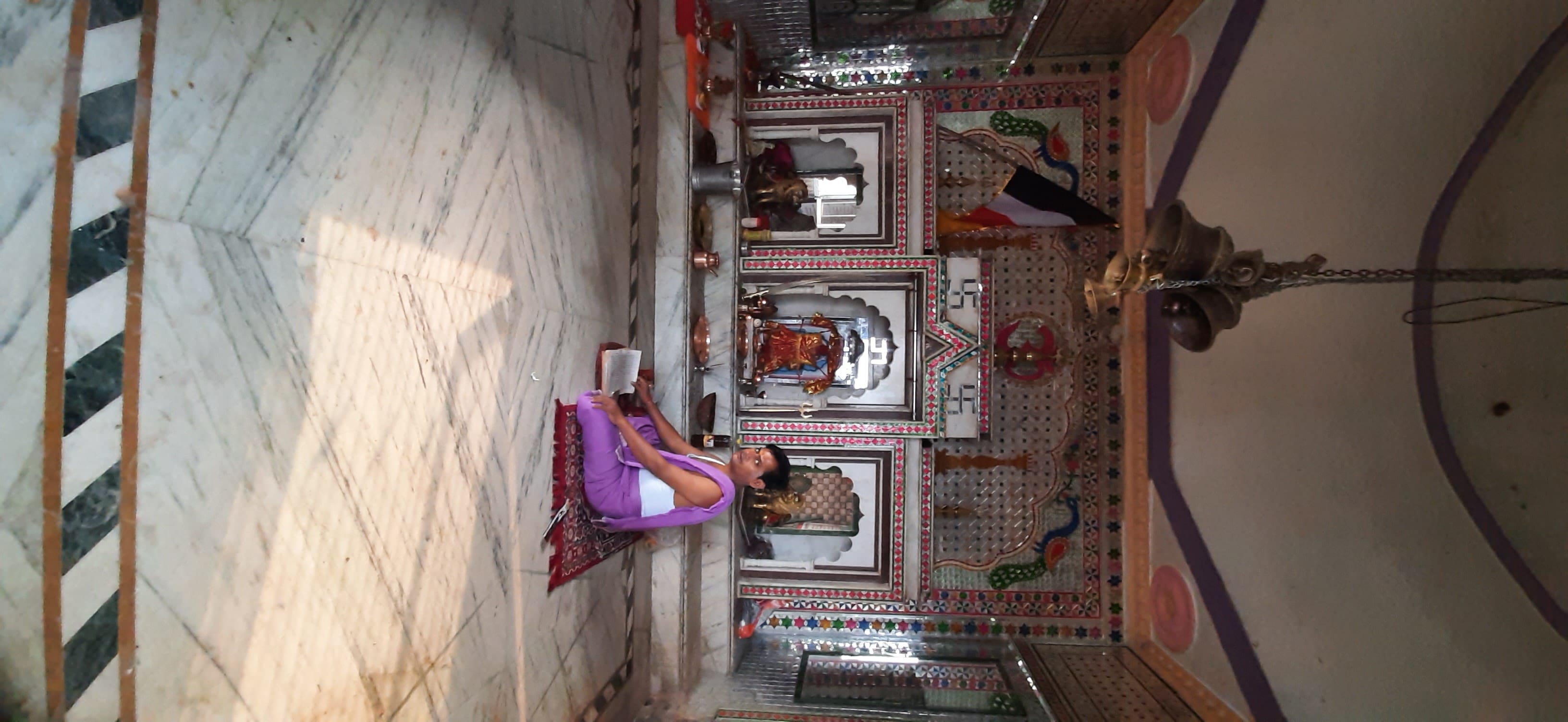 डुंगरासन माता मंदिर में पाठ करते आचार्य डुंगरासन माता मंदिर में पाठ करते आचार्य