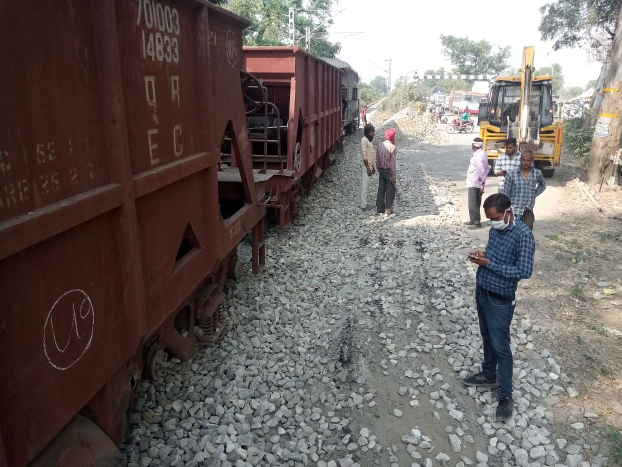गिट्टी हटाने आई जेसीबी। 