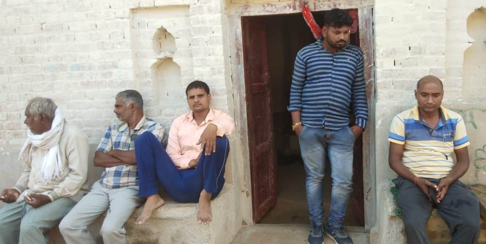 घर के दरवाजे बैठा मृतक बालक प्रिंस का पिता राजेश कुशवाहा (दाएं) व अन्य परिजन। घर के दरवाजे बैठा मृतक बालक प्रिंस का पिता राजेश कुशवाहा (दाएं) व अन्य परिजन।