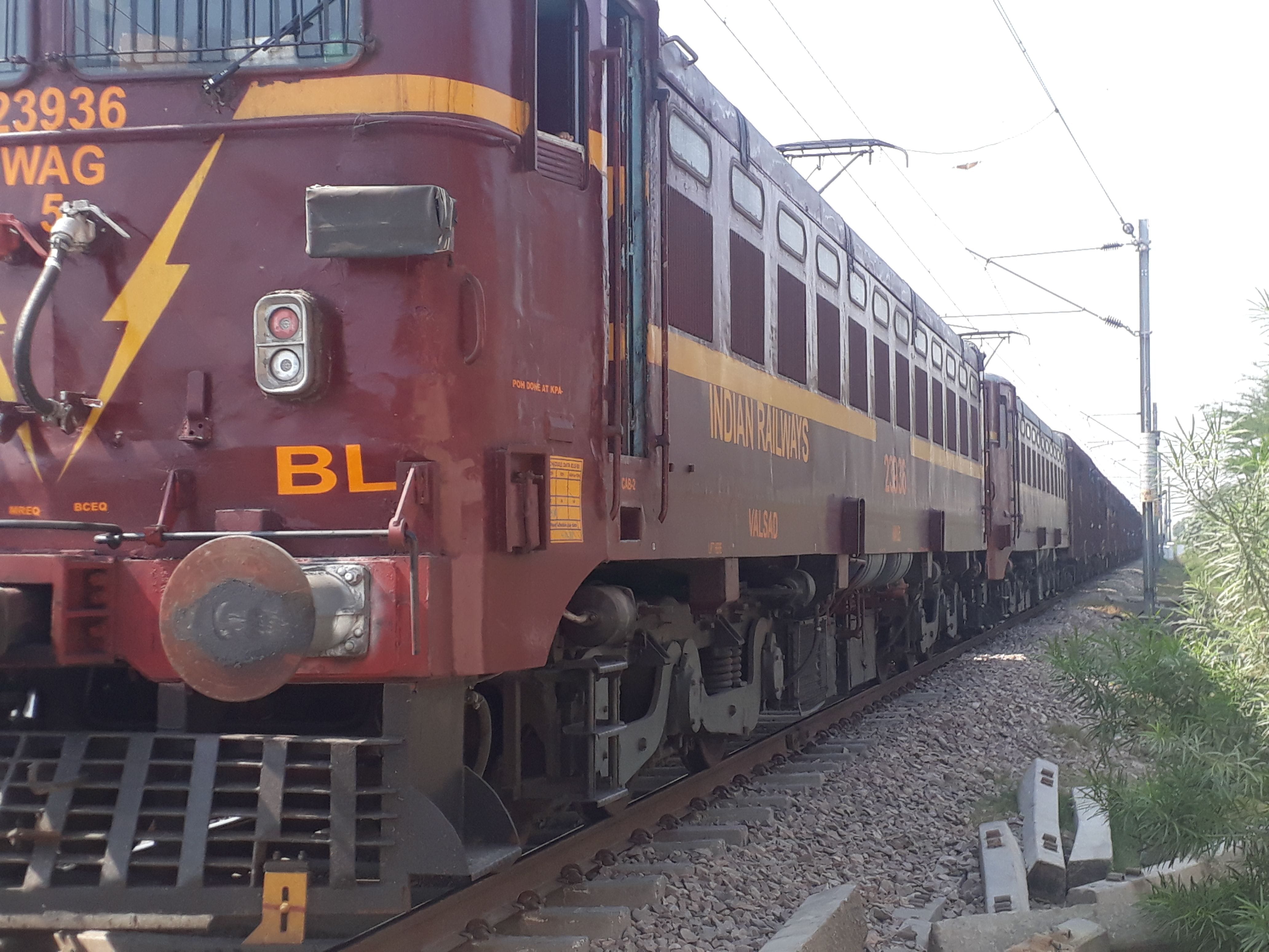 फाटक बंद न हो पाने से खड़ी मालगाड़ी। फाटक बंद न हो पाने से खड़ी मालगाड़ी।