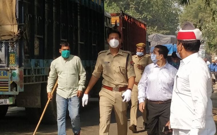 रायबरेली में मंगलवार को रायबरेली-परदशदेपुर राजमार्ग पर जाम के चलते वाहन से उतरकर पैदल जाते डीएम ? रायबरेली में मंगलवार को रायबरेली-परदशदेपुर राजमार्ग पर जाम के चलते वाहन से उतरकर पैदल जाते डीएम ?