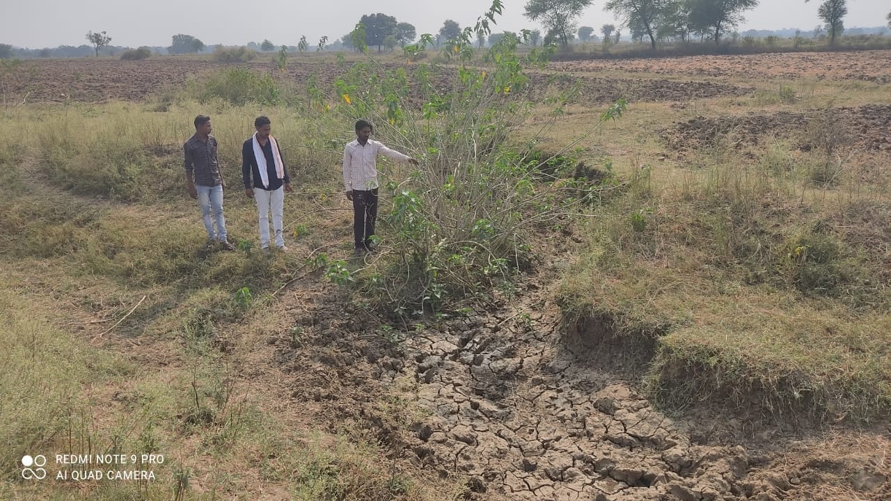 मिट्टी कटने से कई जगहों पर खेतों ने ले ली नहर की शक्ल मिट्टी कटने से कई जगहों पर खेतों ने ले ली नहर की शक्ल