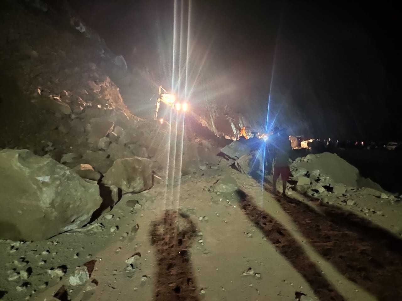टनकपुर-पिथौरागढ़ राष्ट्रीय राजमार्ग में धौन-स्वांला के पास आए मलबे को रात में हटातीं मशीनें। टनकपुर-पिथौरागढ़ राष्ट्रीय राजमार्ग में धौन-स्वांला के पास आए मलबे को रात में हटातीं मशीनें।