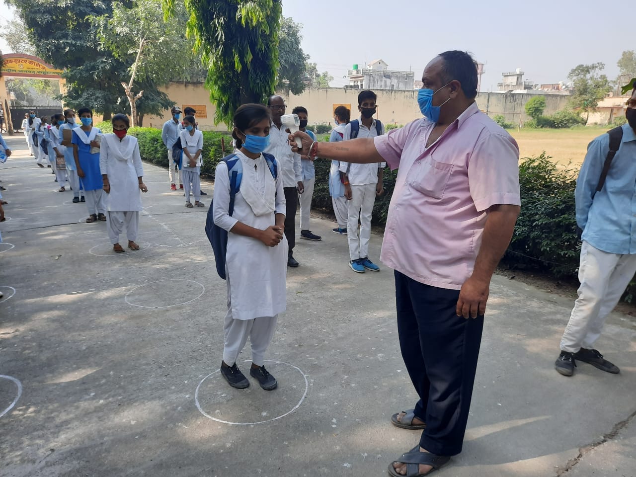 साढौली कदीम के इंटर कालेज में बच्चों की थर्मल स्क्रिनिंग करते अध्यापक साढौली कदीम के इंटर कालेज में बच्चों की थर्मल स्क्रिनिंग करते अध्यापक