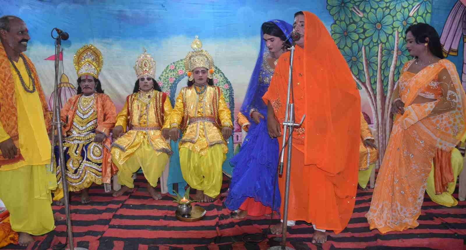 पुरानी कोतवाली में चल रही श्रीरामलीला में मंच पर बैठे बाराती और गीत गाती महिलाएं। पुरानी कोतवाली में चल रही श्रीरामलीला में मंच पर बैठे बाराती और गीत गाती महिलाएं।