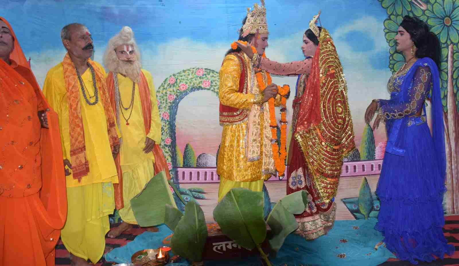 ुरानी कोतवाली में चल रही श्रीरामलीला में श्रीराम के गले में जयमाला डालती सीता जी। ुरानी कोतवाली में चल रही श्रीरामलीला में श्रीराम के गले में जयमाला डालती सीता जी।