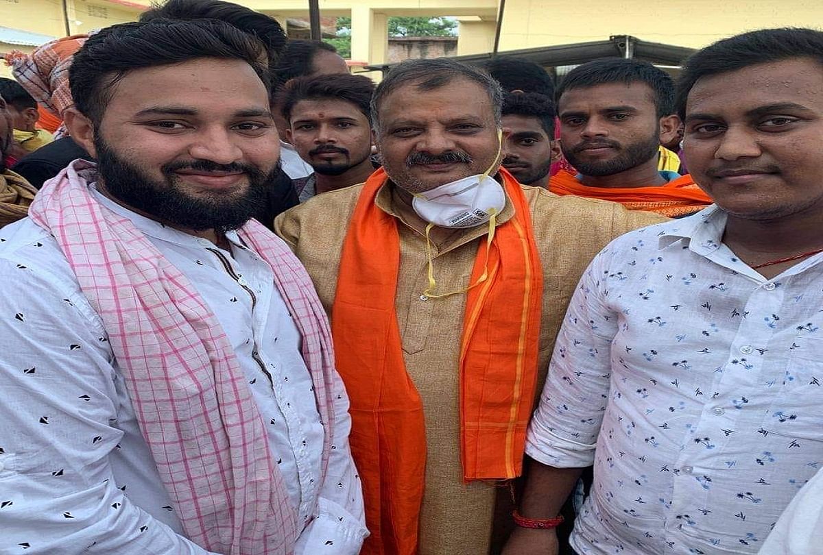 समर्थकों के बीच लोजपा प्रत्याशी राजेंद्र सिंह