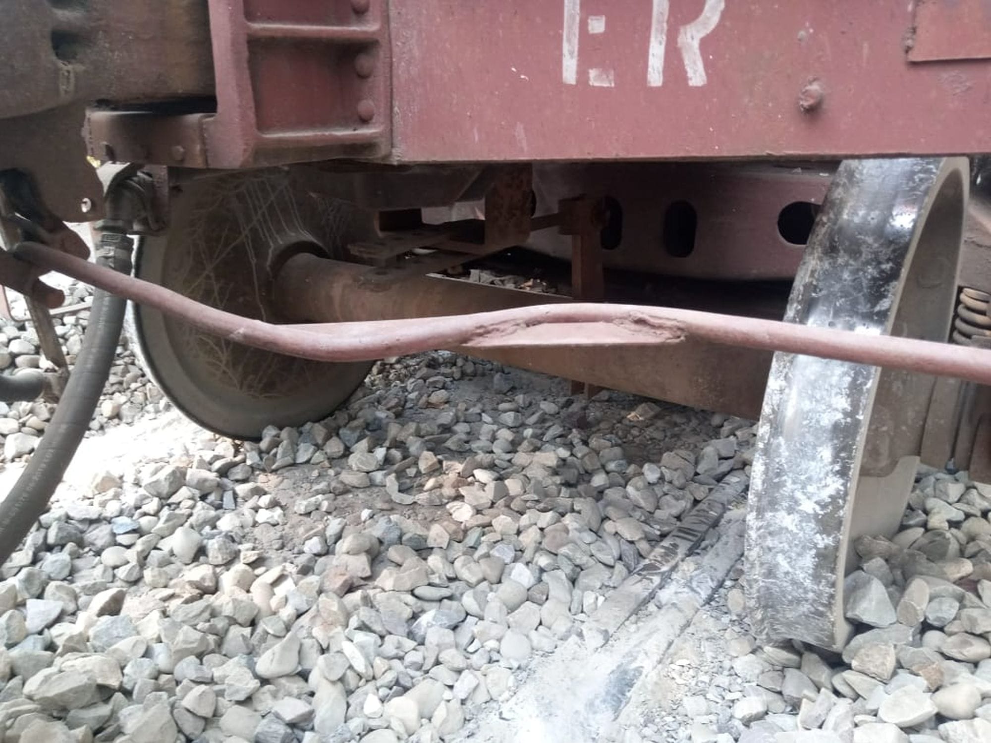 पटरी से उतरी मालगाड़ी की बोगी। 