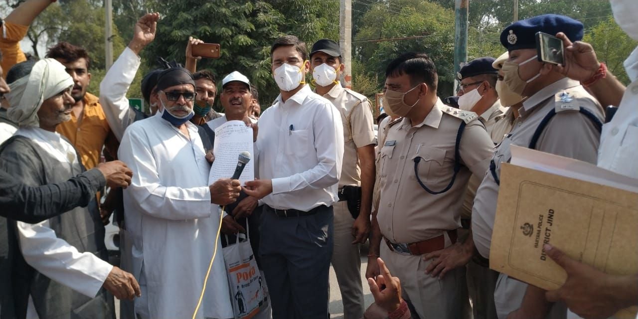 डीसी डॉ. आदित्य दहिया को ज्ञापन सौंपते रामफल कंडेला। डीसी डॉ. आदित्य दहिया को ज्ञापन सौंपते रामफल कंडेला।