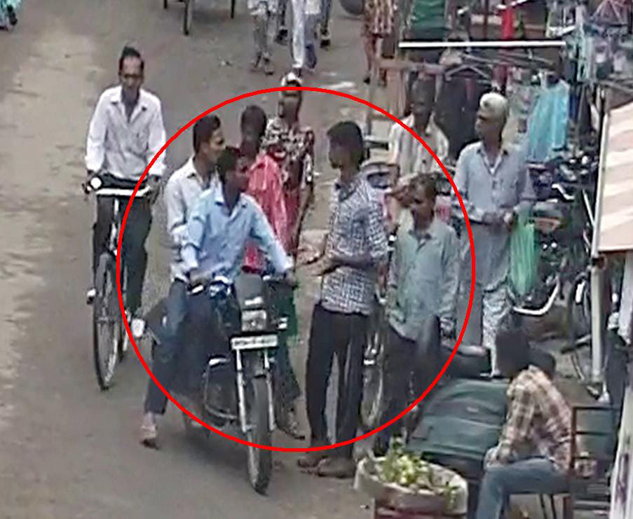 बिजनौर में 2014 में सीसीटीवी कैमरे में कैद हुए आतंकी(लाल घेरे में ) फाइल फोटो। बिजनौर में 2014 में सीसीटीवी कैमरे में कैद हुए आतंकी(लाल घेरे में ) फाइल फोटो।