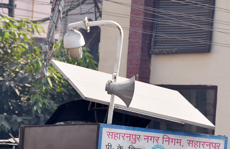 घंटाघर यातायात बूथ पर खराब पड़े कैमरे