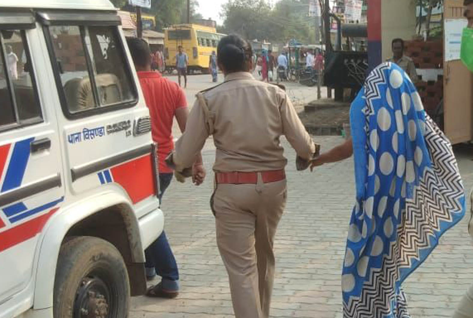 बांदा : बालक की हत्यारोपी महला को गिरफ्तार कर ले जाती महिला कांस्टेबल। बांदा : बालक की हत्यारोपी महला को गिरफ्तार कर ले जाती महिला कांस्टेबल।