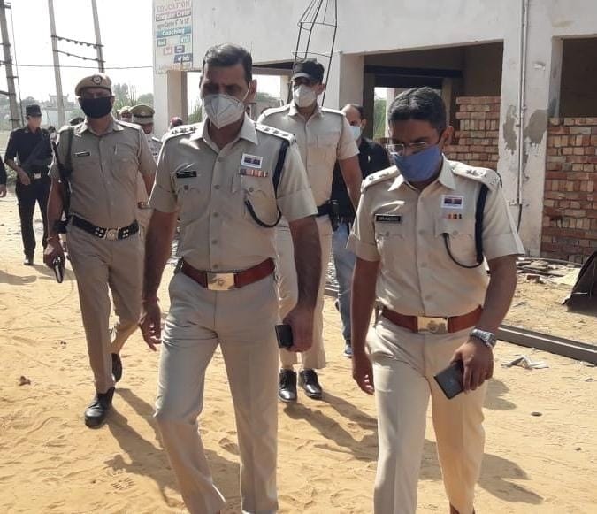 बैंक में जाते एसपी और डीएसपी। बैंक में जाते एसपी और डीएसपी।