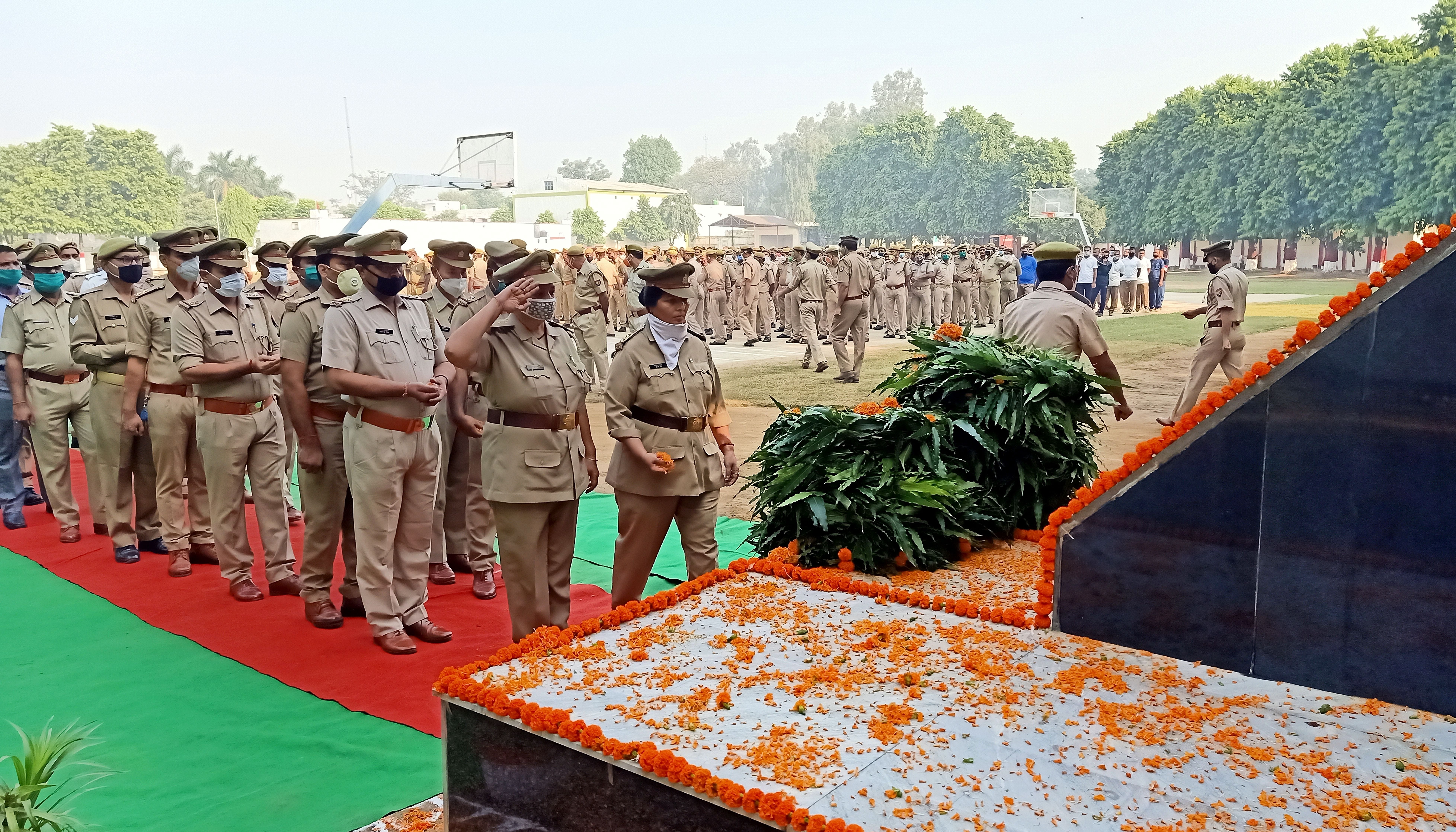 बिजनौर में शहीद पुलिस स्मृति दिवस पर पुलिस लाइन में शहीदों को श्रद्धांजलि देते पुलिसकर्मी। बिजनौर में शहीद पुलिस स्मृति दिवस पर पुलिस लाइन में शहीदों को श्रद्धांजलि देते पुलिसकर्मी।