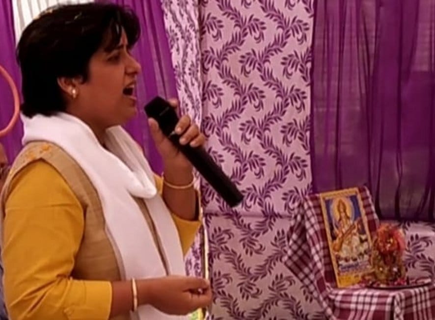 नजीबाबाद में नमो फाउंडेशन कार्यक्रम में बोलतीं दिल्ली की आचार्या कल्पना।