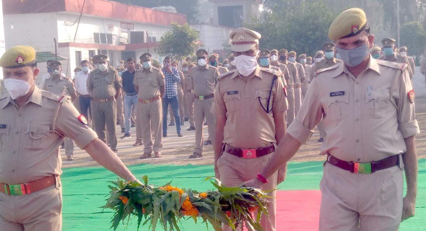 शामली पुलिस लाइन में शहीद दिवस पर पुष्प चक्र लेकर श्रद्वांजली देने जाते एसपी नित्यानंद राय शामली पुलिस लाइन में शहीद दिवस पर पुष्प चक्र लेकर श्रद्वांजली देने जाते एसपी नित्यानंद राय