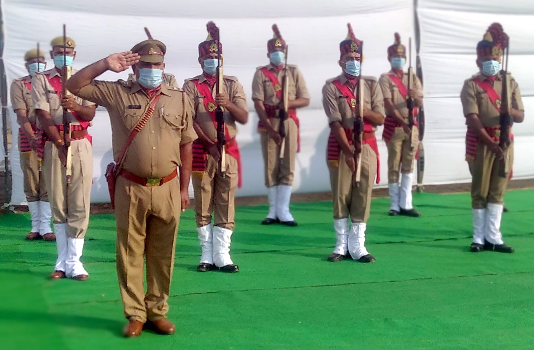 शामली पुलिस लाइन में शहीद दिवस पर शलामी देते पुलिसकर्मी शामली पुलिस लाइन में शहीद दिवस पर शलामी देते पुलिसकर्मी
