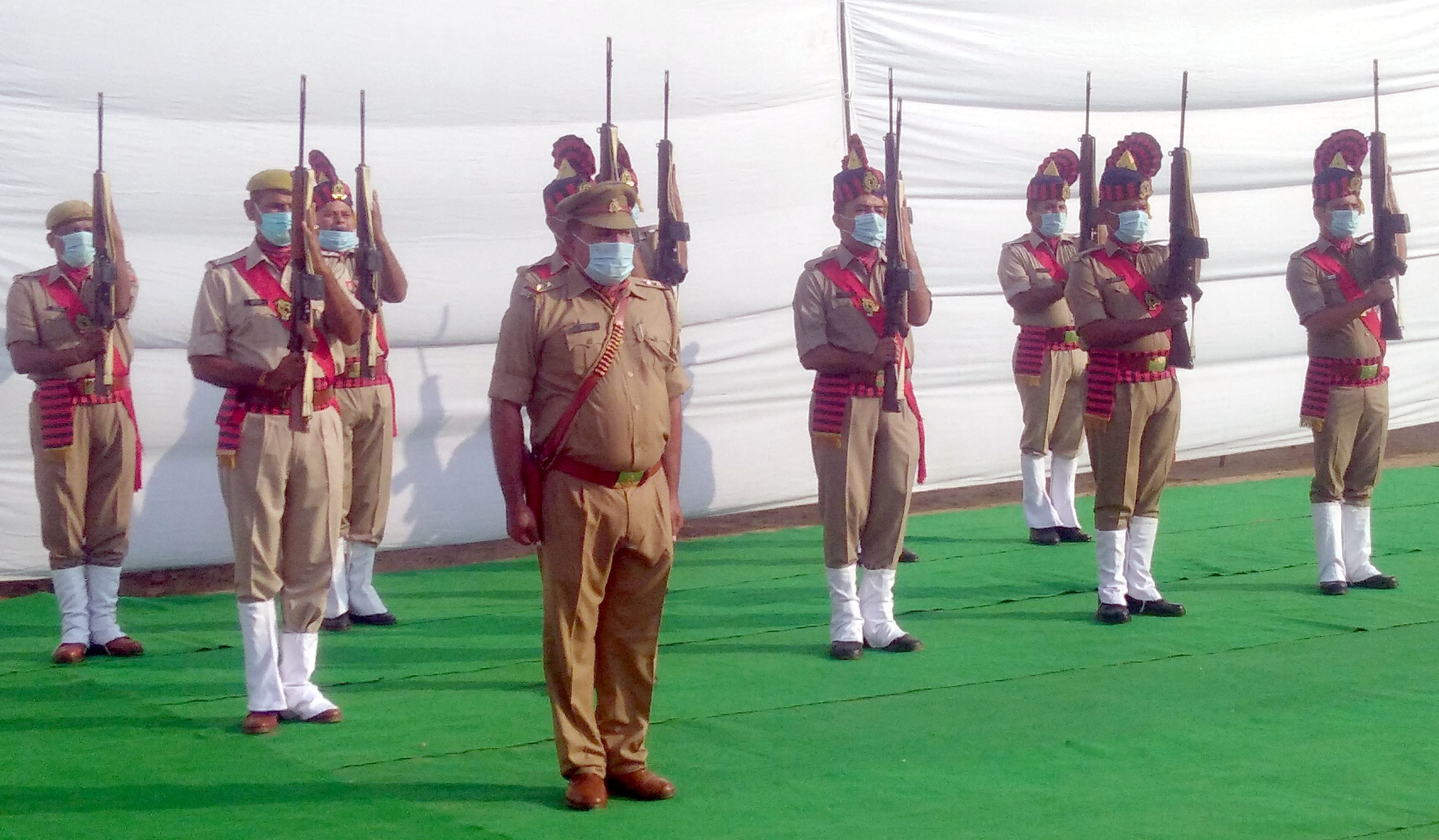 शामली पुलिस लाइन में शहीद दिवस पर शलामी देते पुलिसकर्मी शामली पुलिस लाइन में शहीद दिवस पर शलामी देते पुलिसकर्मी
