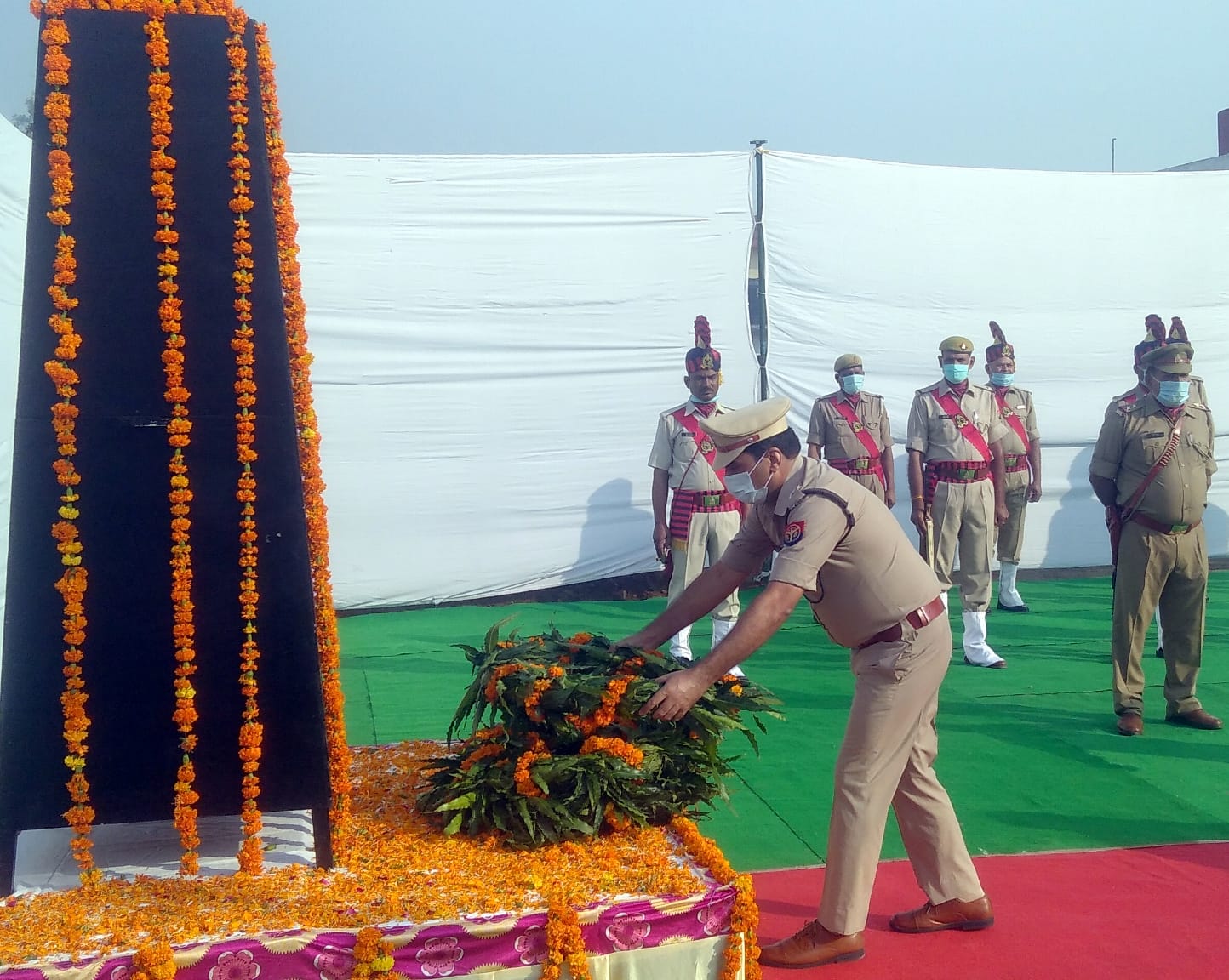 शामली पुलिस लाइन में शहीद दिवस पर पुष्प चक्र भेट कर श्रद्वांजली देते सीओ कैराना शामली पुलिस लाइन में शहीद दिवस पर पुष्प चक्र भेट कर श्रद्वांजली देते सीओ कैराना