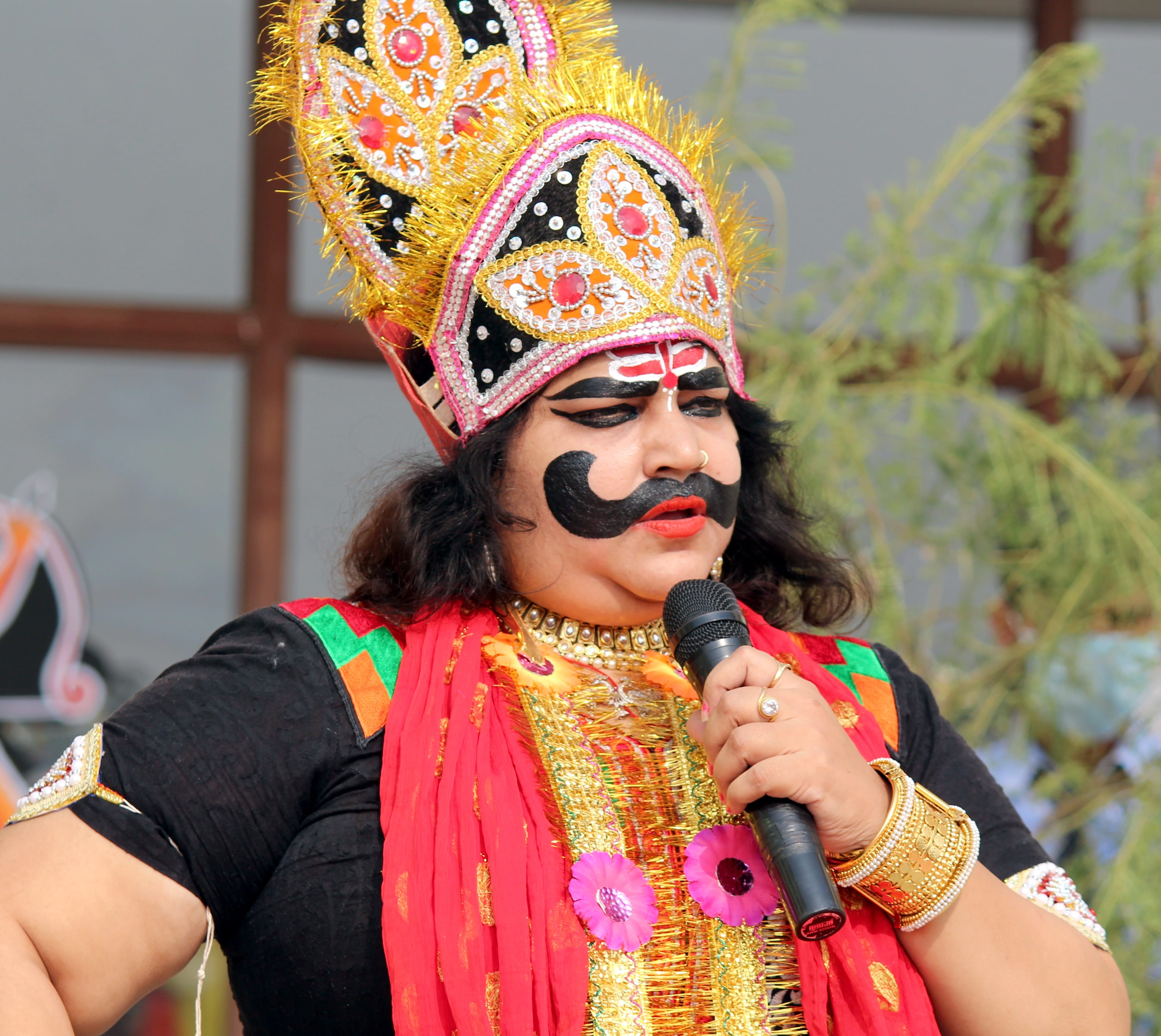 शामली स्कॉटिस स्कूल में रामलीला में रावण का मंचन करता छात्र शामली स्कॉटिस स्कूल में रामलीला में रावण का मंचन करता छात्र