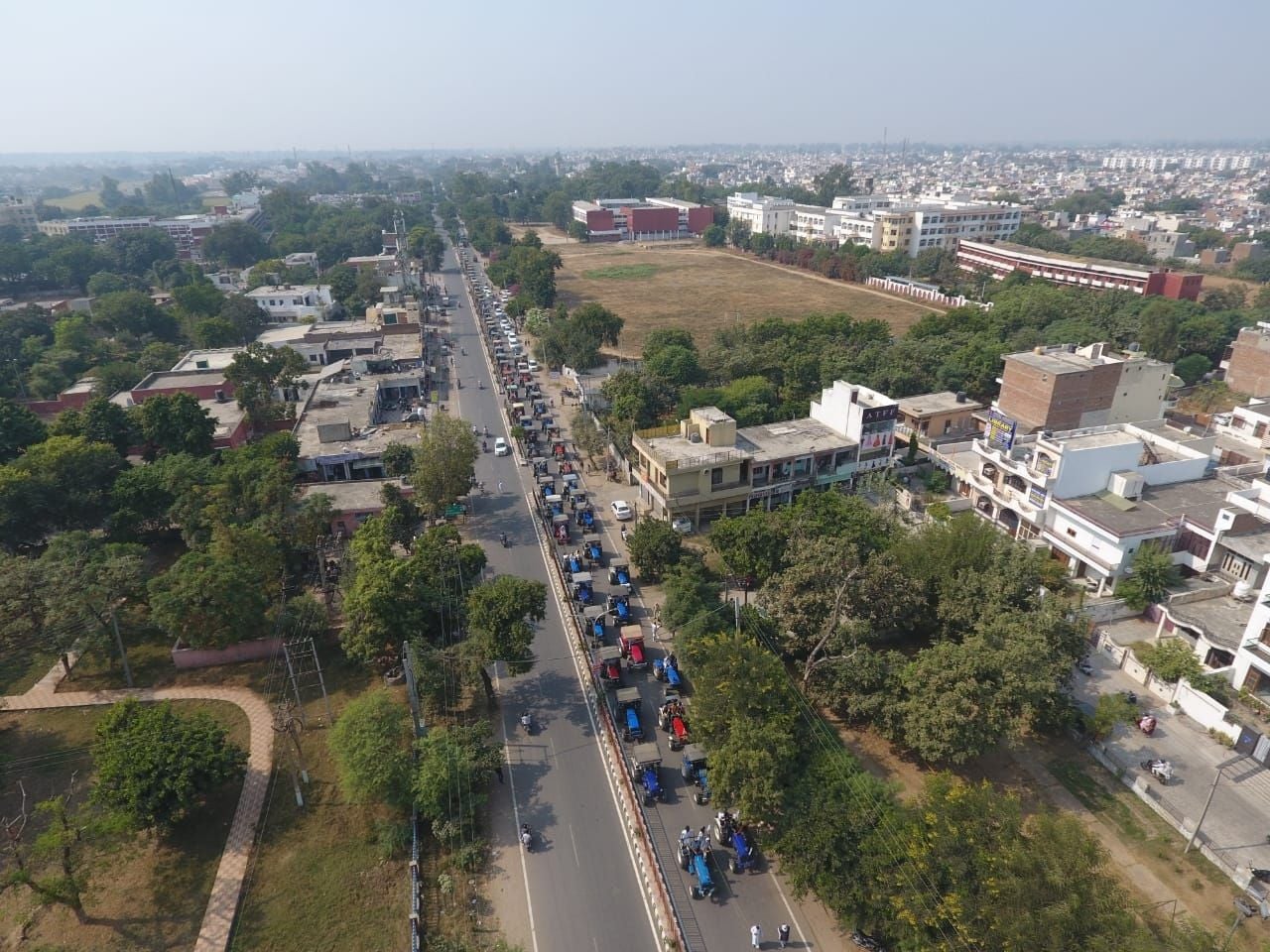 गोहाना रोड से निकली किसान क्रांति यात्रा का ड्रोन से लिया गया फोटो। गोहाना रोड से निकली किसान क्रांति यात्रा का ड्रोन से लिया गया फोटो।