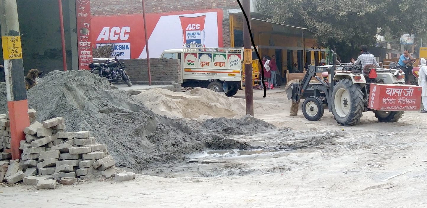शामली मुजफ्फरनगर मार्ग पर सड़क के किनारे पड़ा रेत का ढेर। शामली मुजफ्फरनगर मार्ग पर सड़क के किनारे पड़ा रेत का ढेर।