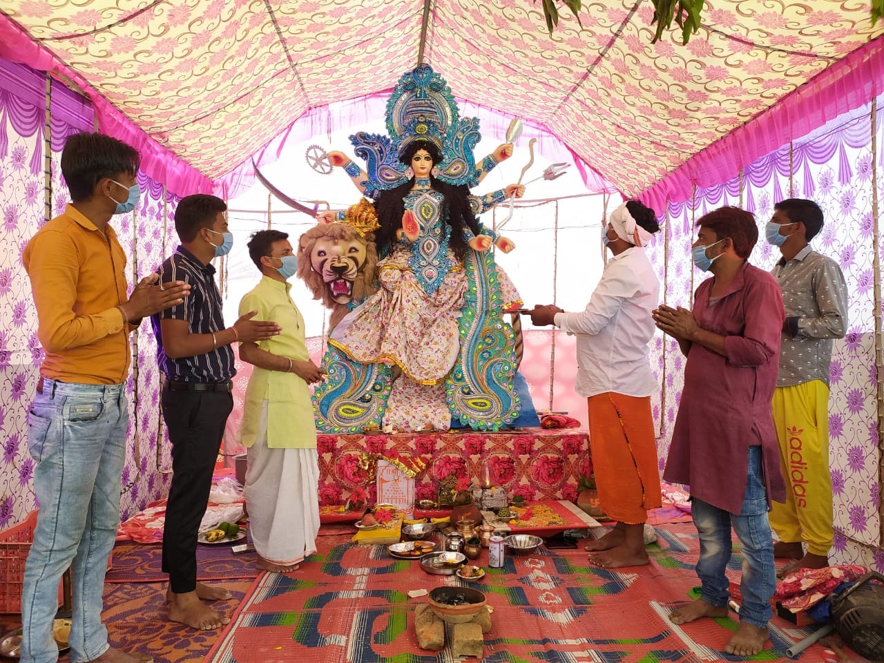 जुगपुरा के सेवनी मुहल्ला में मां अम्बे की आरती करते श्रद्धालु जुगपुरा के सेवनी मुहल्ला में मां अम्बे की आरती करते श्रद्धालु