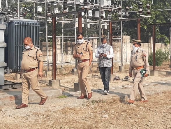 गढीपुख्ता क्षेत्र के गांव दुल्लाहेडी बिजली घर पर डकैती के बाद के घटना की जानकारी लेने पहुचे एसपी गढीपुख्ता क्षेत्र के गांव दुल्लाहेडी बिजली घर पर डकैती के बाद के घटना की जानकारी लेने पहुचे एसपी