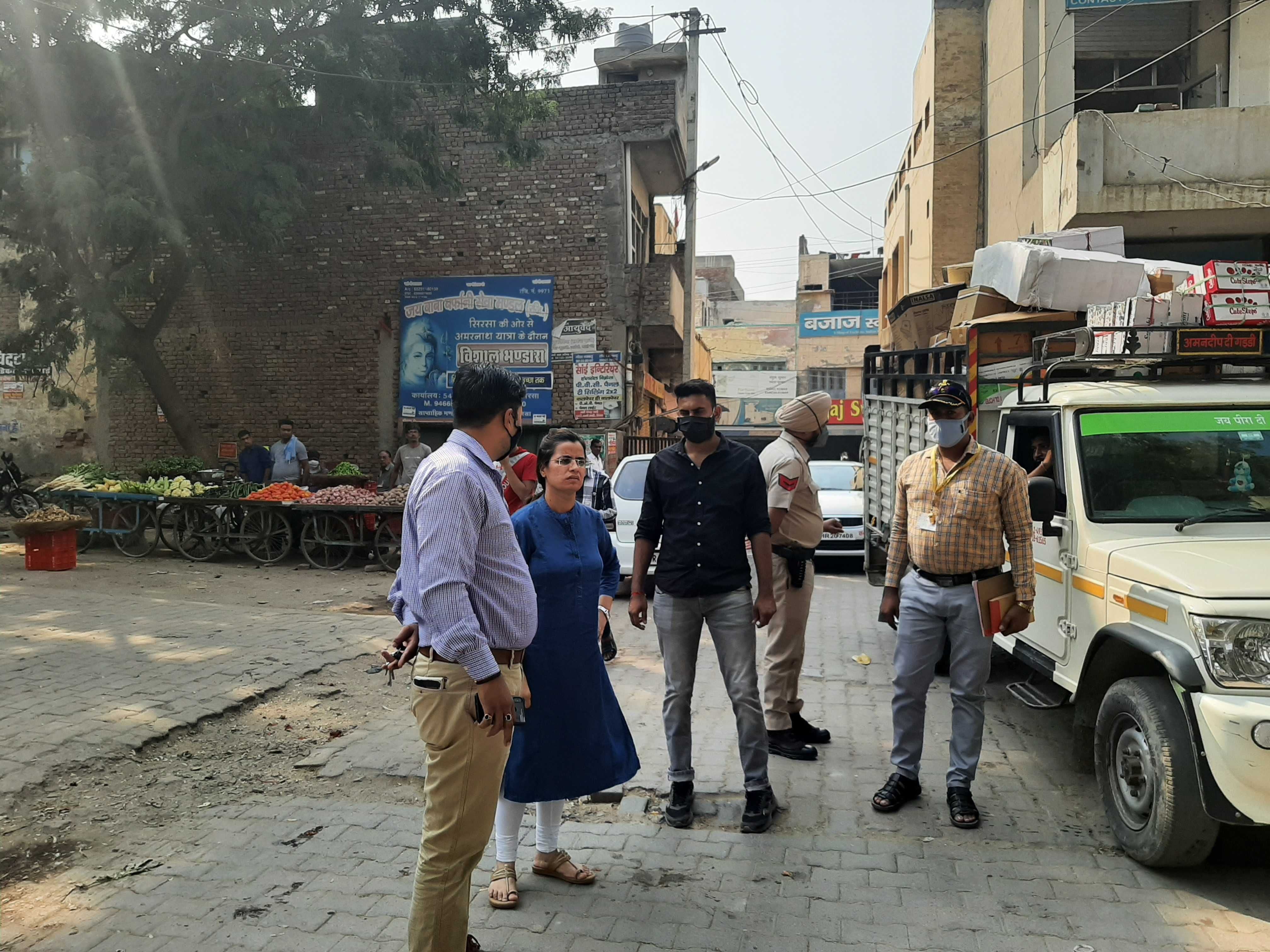 पार्किंग की व्यवस्था जांचने पहुंचीं नगर आयुक्त संगीता तेतरवाल। पार्किंग की व्यवस्था जांचने पहुंचीं नगर आयुक्त संगीता तेतरवाल।