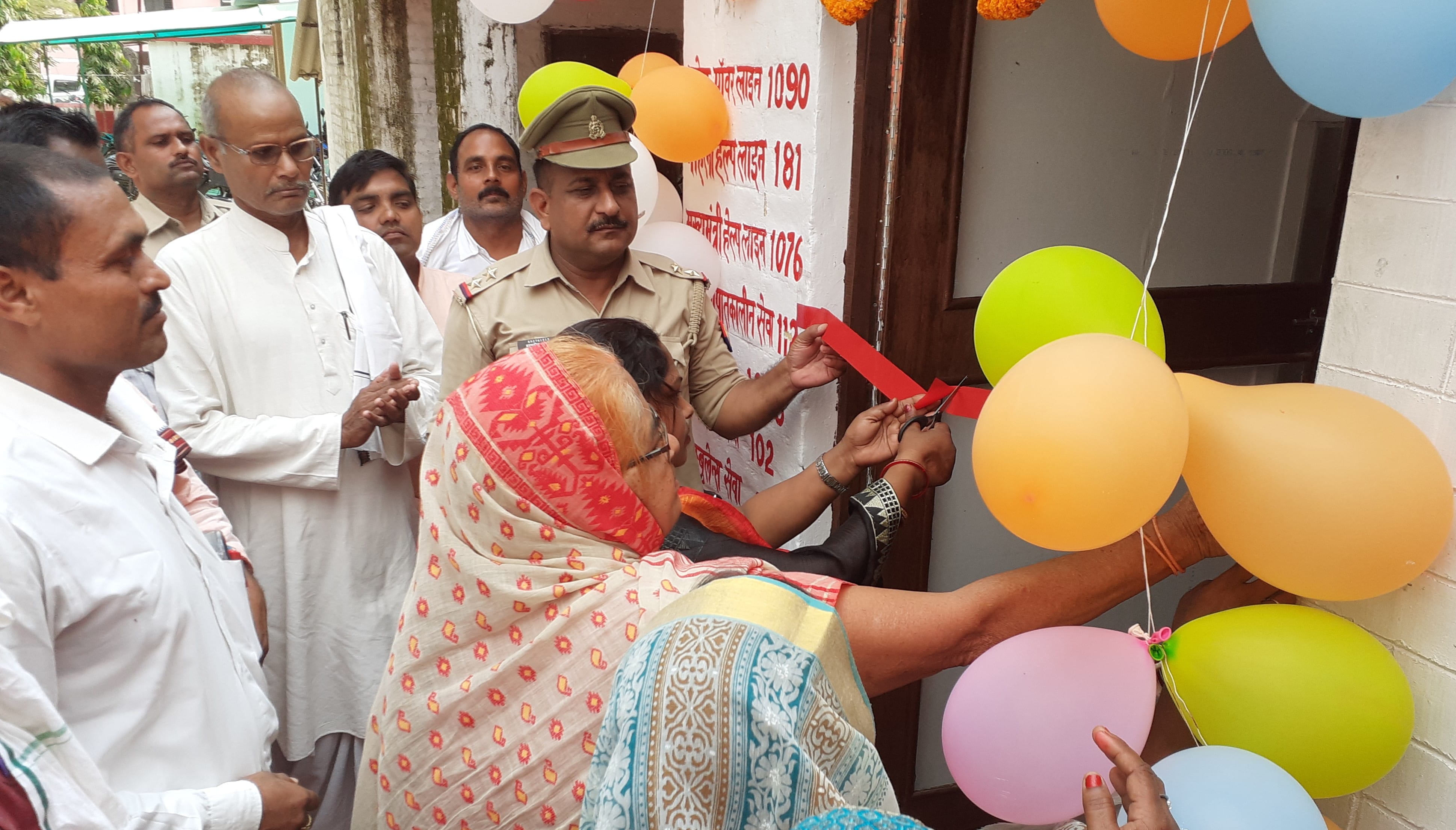 अहरौला थाने पर महिला हेल्प डेस्क का फीता काट कर उद्घाटन करती भाजपा महिला मोर्चा की रेखा गोस्वामी अहरौला थाने पर महिला हेल्प डेस्क का फीता काट कर उद्घाटन करती भाजपा महिला मोर्चा की रेखा गोस्वामी