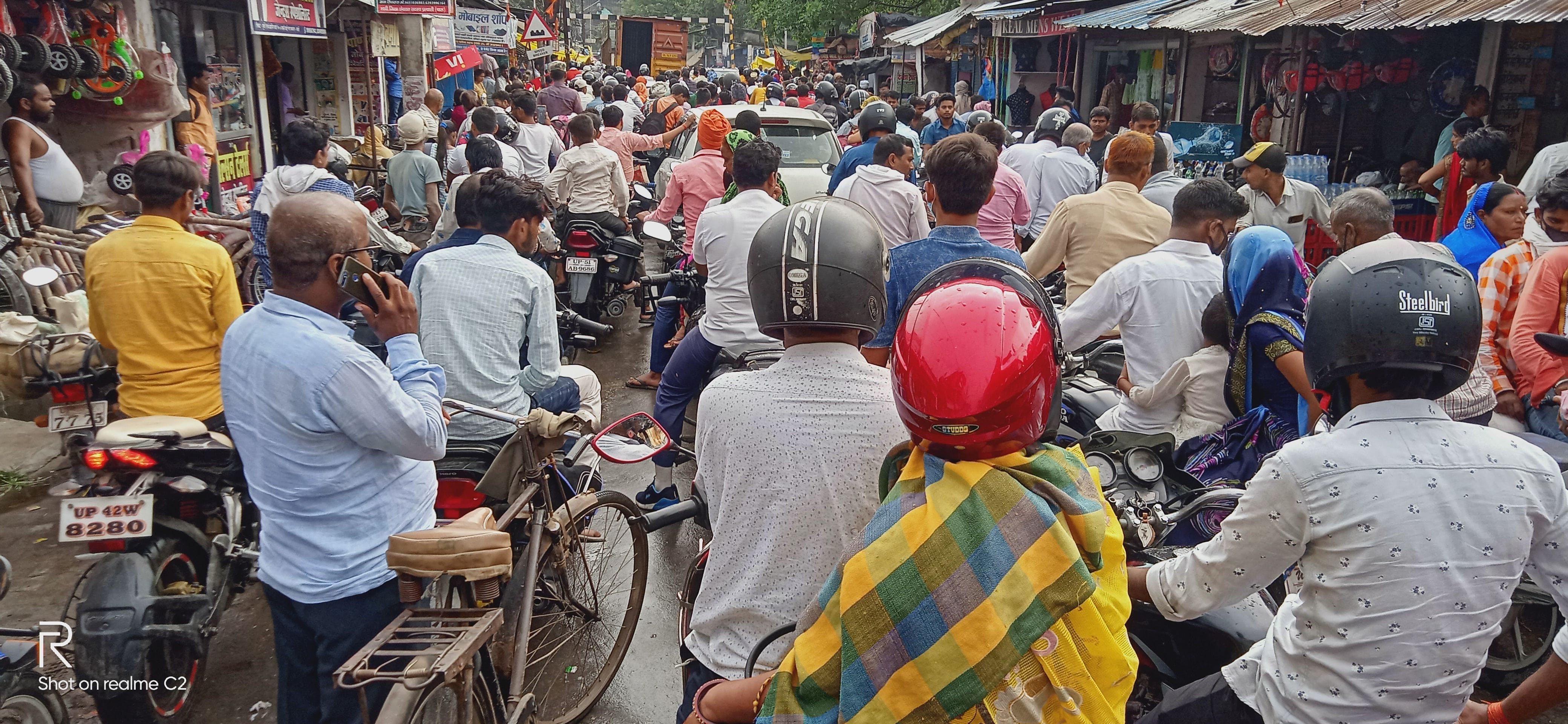बभनान में रेलवे फाटक पर लगा जाम