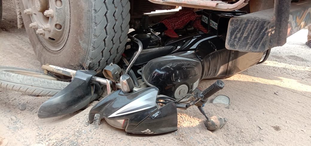 सड़क दुर्घटना में ट्रक के नीचे बाइक की फ़ोटो सड़क दुर्घटना में ट्रक के नीचे बाइक की फ़ोटो