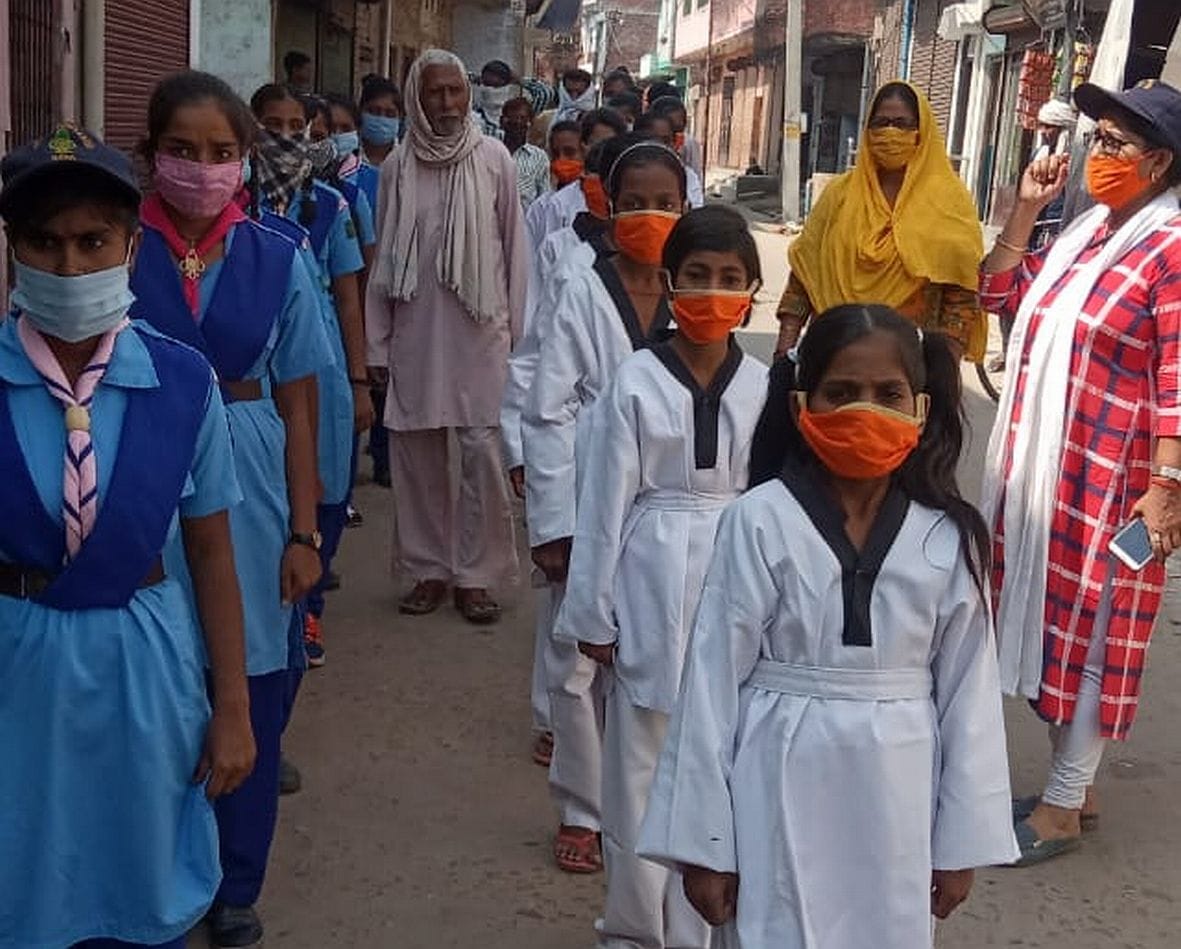 मिशन शक्ति के तहत सलोन में जागरूकता रैली निकालते बच्चे। मिशन शक्ति के तहत सलोन में जागरूकता रैली निकालते बच्चे।