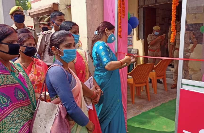 जीयनपुर कोतवाली परिसर में महिला हेल्प देश का उद्घाटन करती राजकीय बालिका इंटर कॉलेज अजमतगढ़ की प? जीयनपुर कोतवाली परिसर में महिला हेल्प देश का उद्घाटन करती राजकीय बालिका इंटर कॉलेज अजमतगढ़ की प?